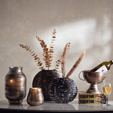 HOMEBOX | Splendid Metal Table Vase - 22x7x19 cm | 166090039