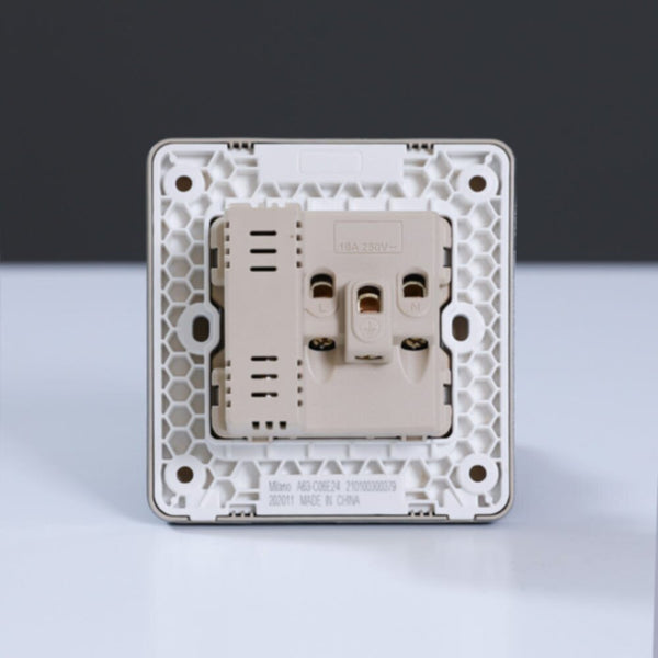 MILANO | 2 Pin & 3 Pin Universal Socket With 2.1A Us-Silver | 210100300379