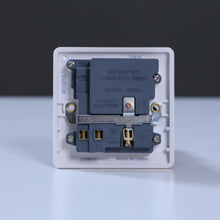 MILANO | 13A 1Gang Switched Socket, 2.1 A Usb Outlet | 210800600021