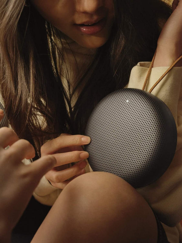 B&O | BEOSOUND A1 2ND GEN Waterproof Bluetooth Speaker with Voice Assist & Alexa Integration Gen Black Anthracite | TE0155937