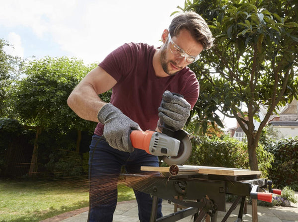 BLACK + DECKER | 710W Small Angle Grinder | BEG010-GB