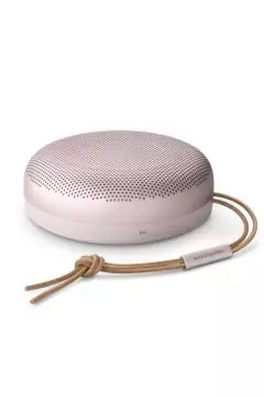 B&O | مكبر صوت بلوتوث مقاوم للماء BEOSOUND A1 2ND GEN مع مساعد صوت وتكامل Alexa Pink | TE0155939