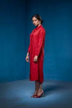 # كن | أكيرا الأحمر | فستان أحمر صيفي بطول ربلة الساق مع ياقة وفتحة مخفية وتطريز من الأمام